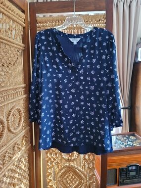 Market & Spruce Navy Floral V-Neck Blouse
